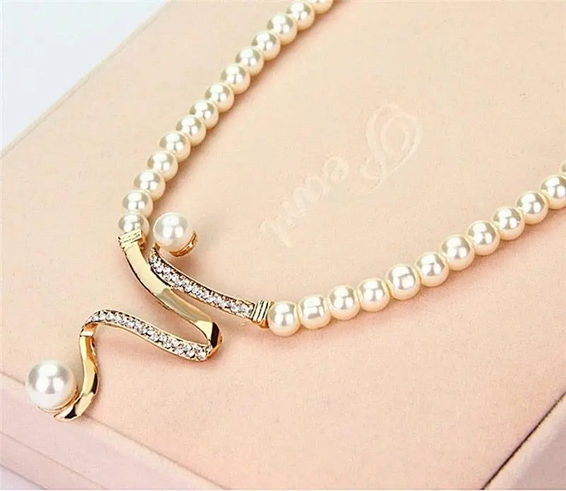 ELEGANT NATURAL PEARL NECKLACE AND EARRING SET