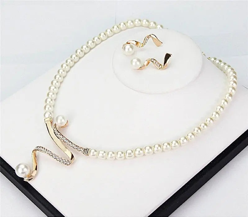ELEGANT NATURAL PEARL NECKLACE AND EARRING SET