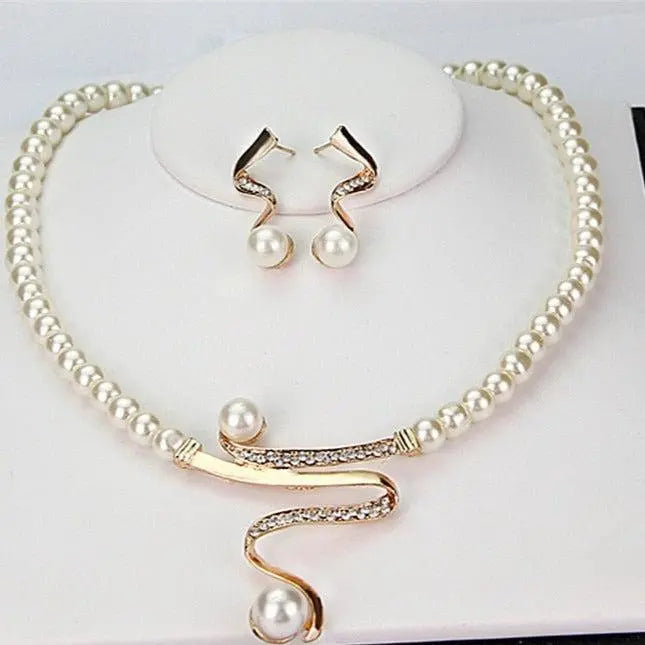ELEGANT NATURAL PEARL NECKLACE AND EARRING SET