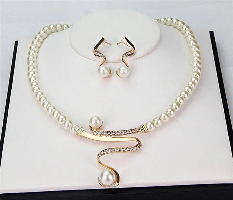 ELEGANT NATURAL PEARL NECKLACE AND EARRING SET