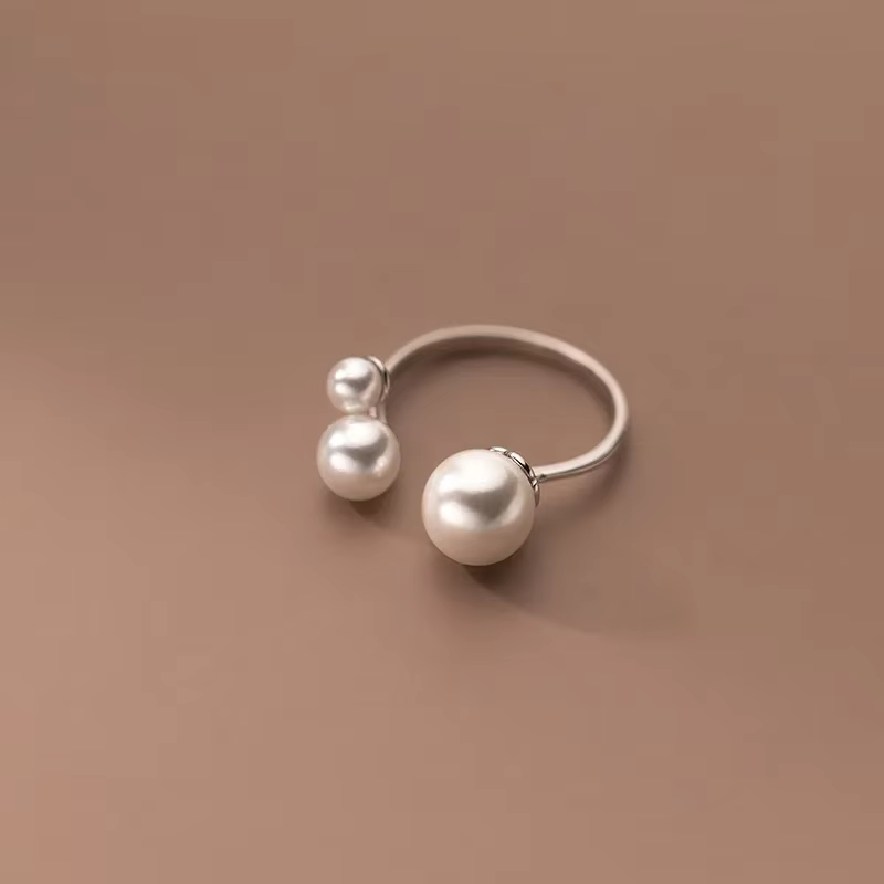 Chic Three-Pearl Ring