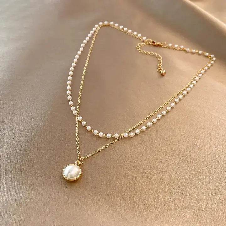 GOLD NECKLACE ADORNED WITH ELEGANT PEARLS