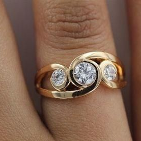 Retro Gold Ring with Inlaid Zirconia Spiral Design