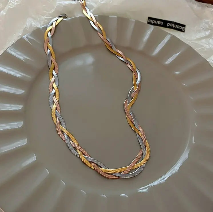 CHIC GOLD AND SILVER NECKLACE