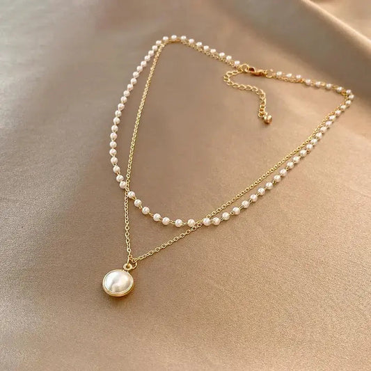 GOLD NECKLACE ADORNED WITH ELEGANT PEARLS