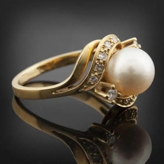 Elegant Pearl and Glowing Gold Ring