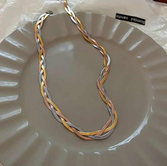 CHIC GOLD AND SILVER NECKLACE